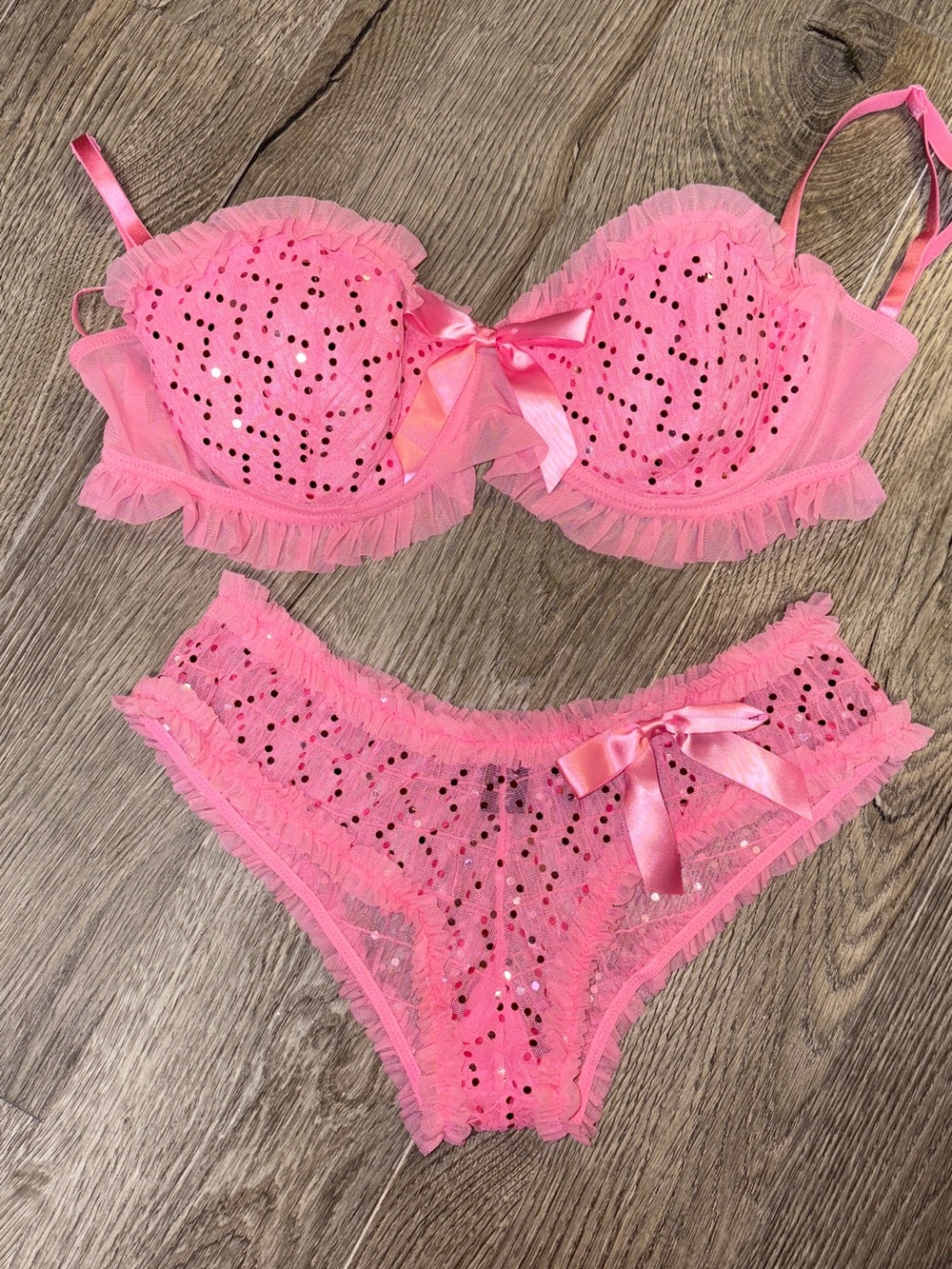 La SENZA Pink Sparkly Ruffle Lace Bra Set (36D/Medium) - Picture 6 of 11